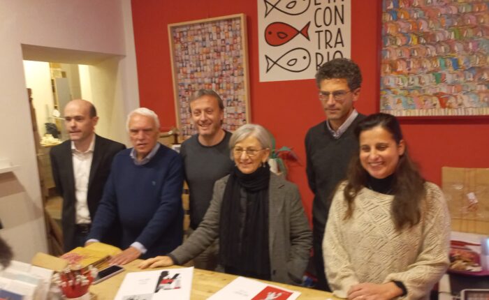 Il curatore Giovanni Capecchi e gli altri partecipanti alla conferenza stampa.