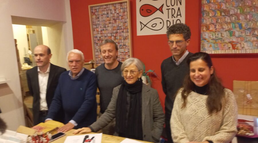 Il curatore Giovanni Capecchi e gli altri partecipanti alla conferenza stampa.
